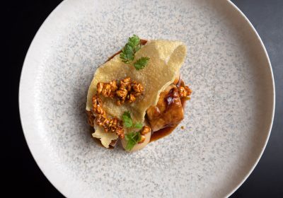 Pollo ficatum, patate e popcorn caramellati - ricetta chef Domenico Della Salandra - Clotilde Brera - Milano