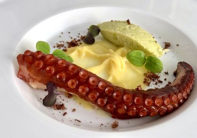 Polpo, patate alla curcuma e guacamole romano - ricetta chef Giuseppe Mulargia