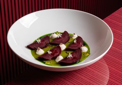 Raviolo di rapa rossa fermentata, caprino, crema di mandorle, estratto di peperoncini verdi, semi di lino e wasabi - ricetta chef Carlo Spina - Izé Restaurant - Iseo