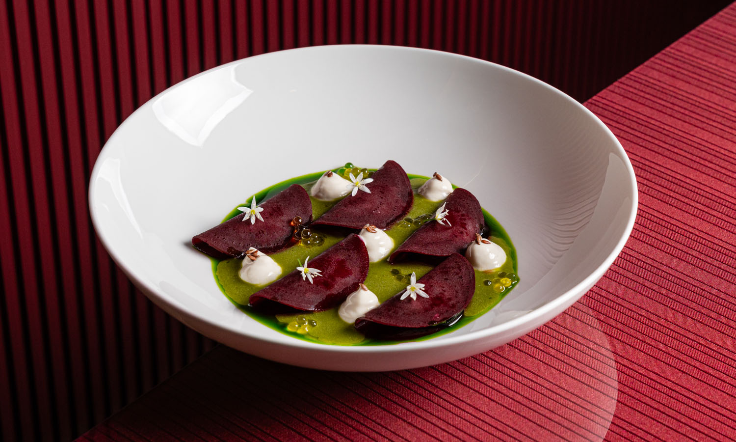 Raviolo di rapa rossa fermentata, caprino, crema di mandorle, estratto di peperoncini verdi, semi di lino e wasabi - ricetta chef Carlo Spina - Iz&eacute; Restaurant - Iseo