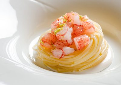 Spaghettino freddo, pomata di mandorla e gamberi - ricetta chef Fabio Dodero - Metis - Roma