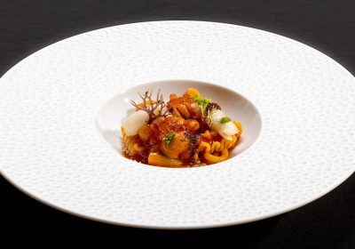Mischiato cotto in ristretto di cacciuco, uova di salmone, lime e ginepro - ricetta chef Gian Sebastian Minnai - Eaté by Pipero - Follonica