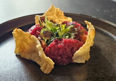 Battuta di Fassona piemontese, pesto trapanese, misticanza invernale e riso jasmine soffiato - ricetta chef Reduan Gargoubi - South Garage - Milano