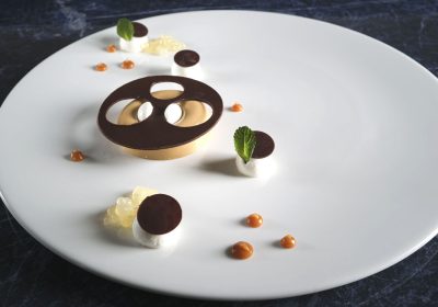 Bavarese al gianduia, mousse di yogurt, sfere di limone e gocce di mou – ricetta pastry chef Lorenzo Pisapia - Officina dei sapori – Gubbio