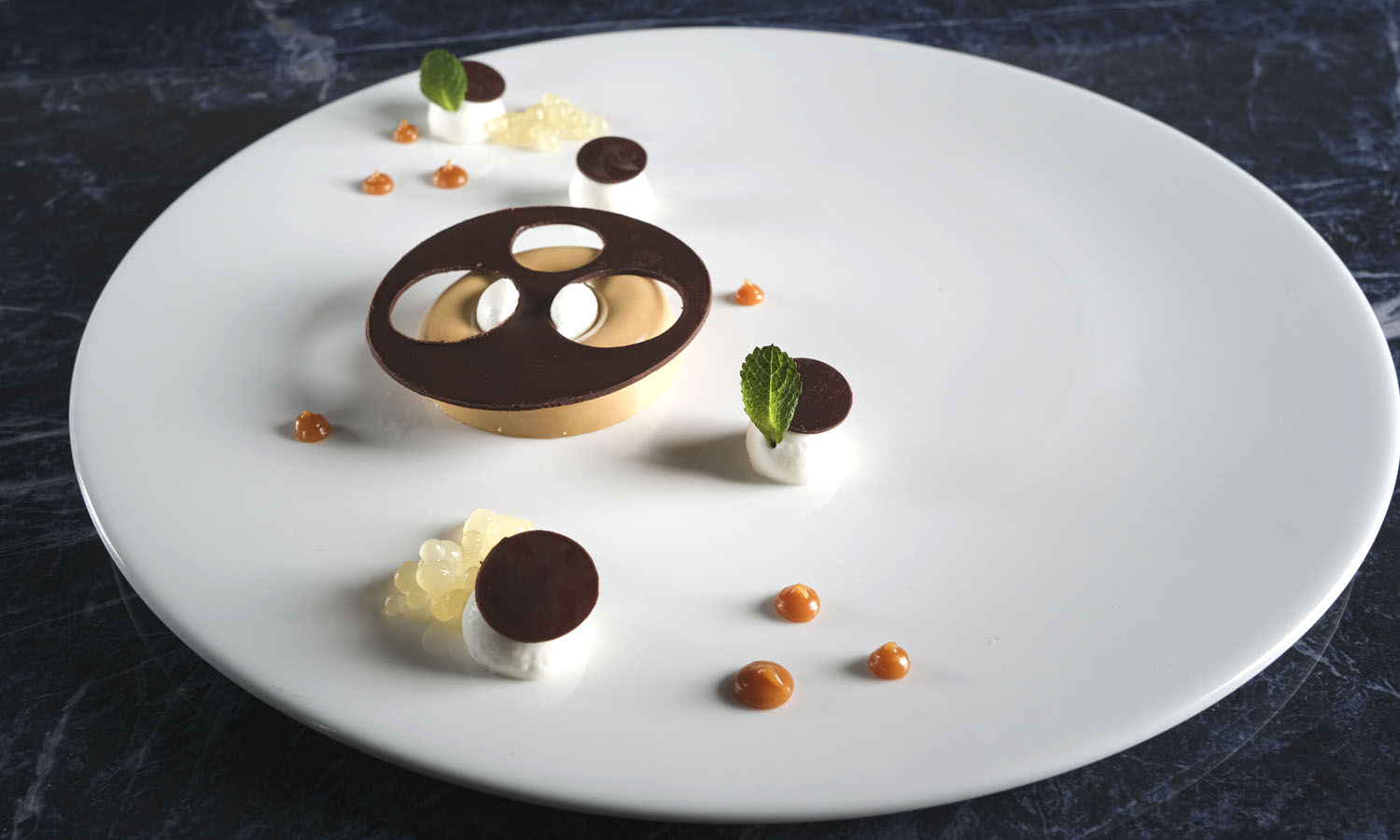 Bavarese al gianduia, mousse di yogurt, sfere di limone e gocce di mou – ricetta pastry chef Lorenzo Pisapia - Officina dei sapori – Gubbio
