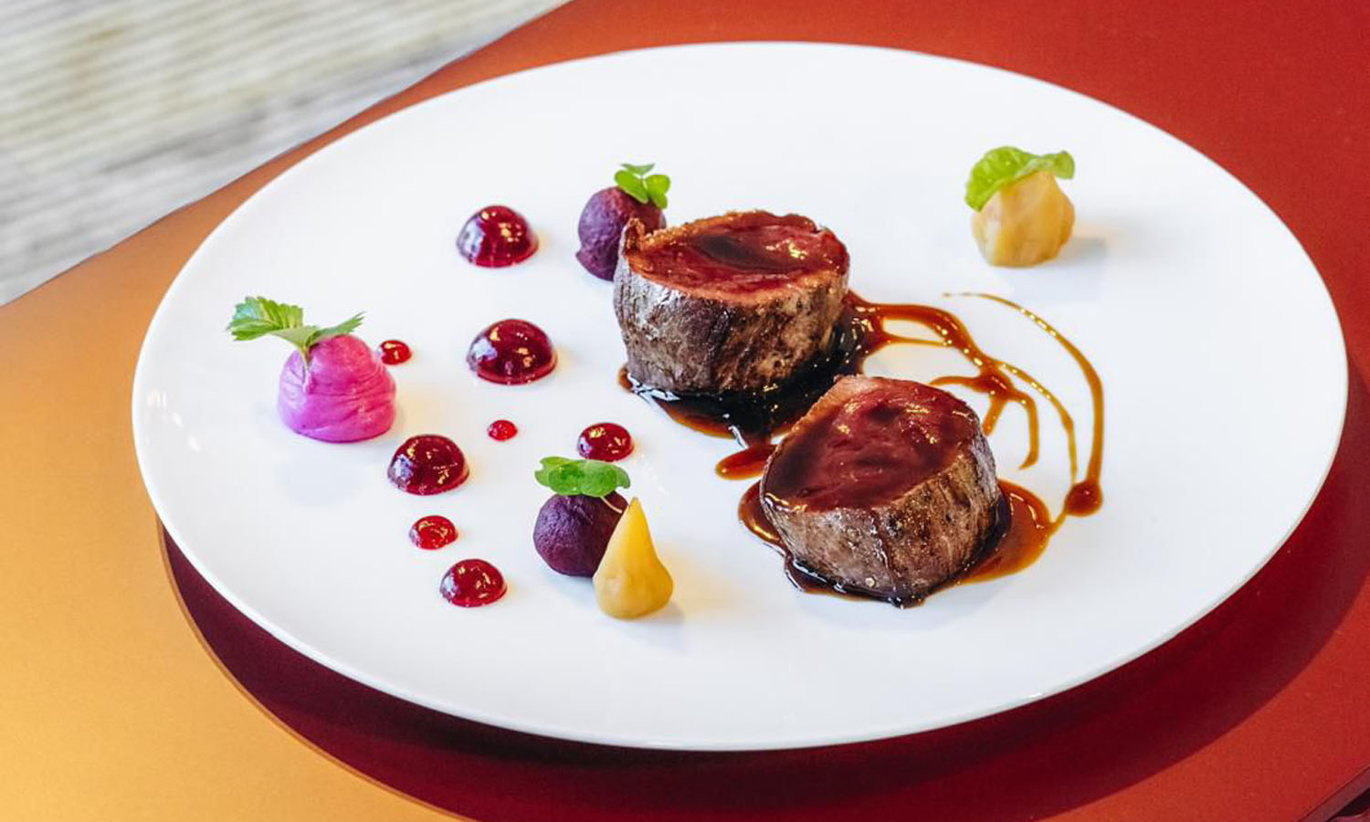 Sottofiletto di cervo alla genziana con rape rosse e gialle - ricetta chef Stefano Alessandro Marchetto – Pierre Alexis 1877 - Courmayeur