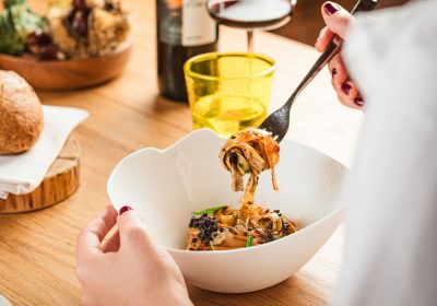 Tagliatelle alla puttanesca, uva passa e pinoli - ricetta chef Pasquale Minciguerra – Seguire le botti - Sabaudia