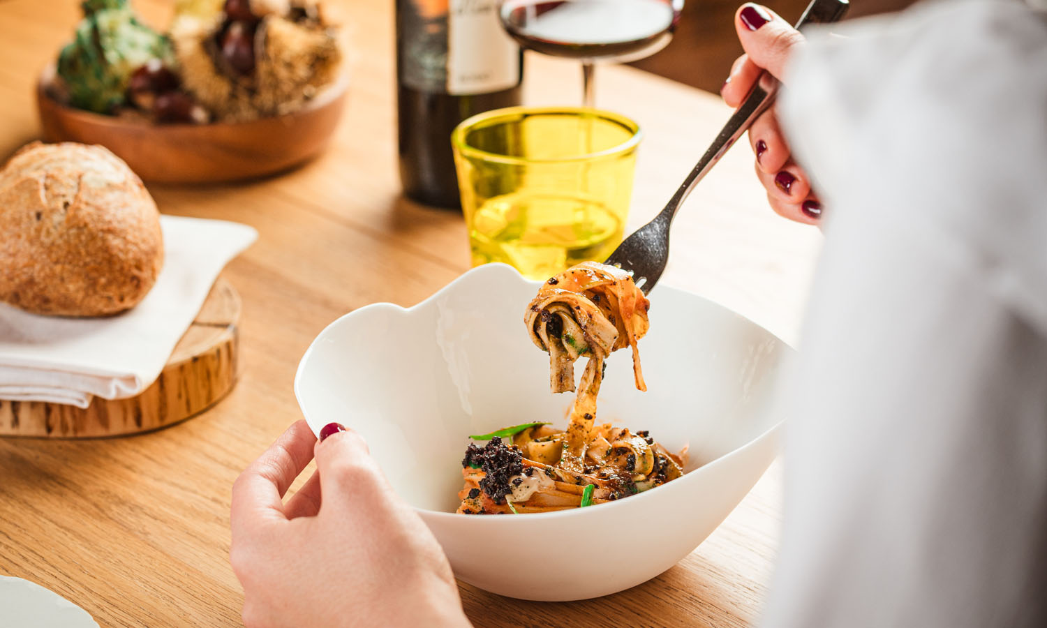 Tagliatelle alla puttanesca, uva passa e pinoli - ricetta chef Pasquale Minciguerra &ndash; Seguire le botti - Sabaudia