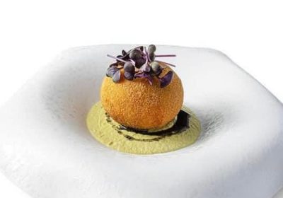 Arancino di riso farcito alla matalotta con crema di lattuga e olio al nero di seppia - ricetta chef Vincenzo Forte - I Crociferi - Noto