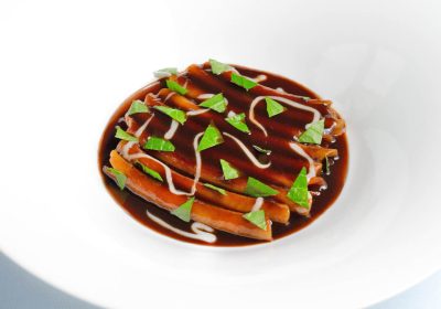 Candele spezzate in estratto di genovese di agnello dell’Appenino Lucano, salsa di ostriche crude e foglia ostrica - ricetta chef Vincenzo Bellarte - Aroma profumi e sapori - Matera