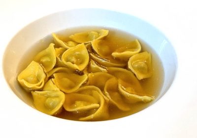 Cappelletti di magro fatti in casa secondo tradizione con doppio brodo di cappone - ricetta chef Diego Pennacchia