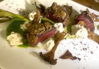 Cinghiale tataki in crosta di castagne e anacardi, spuma di castagne al Calvados, guazzetto di prezzemolo, cardoncello croccante e polvere di rosa - ricetta chef Valeria Parisi - Cagliari