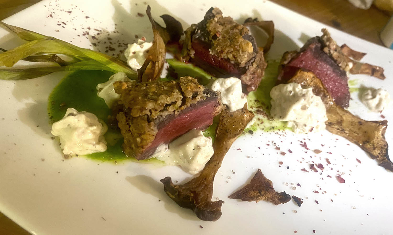 Cinghiale tataki in crosta di castagne e anacardi, spuma di castagne al Calvados, guazzetto di prezzemolo, cardoncello croccante e polvere di rosa - ricetta chef Valeria Parisi - Cagliari