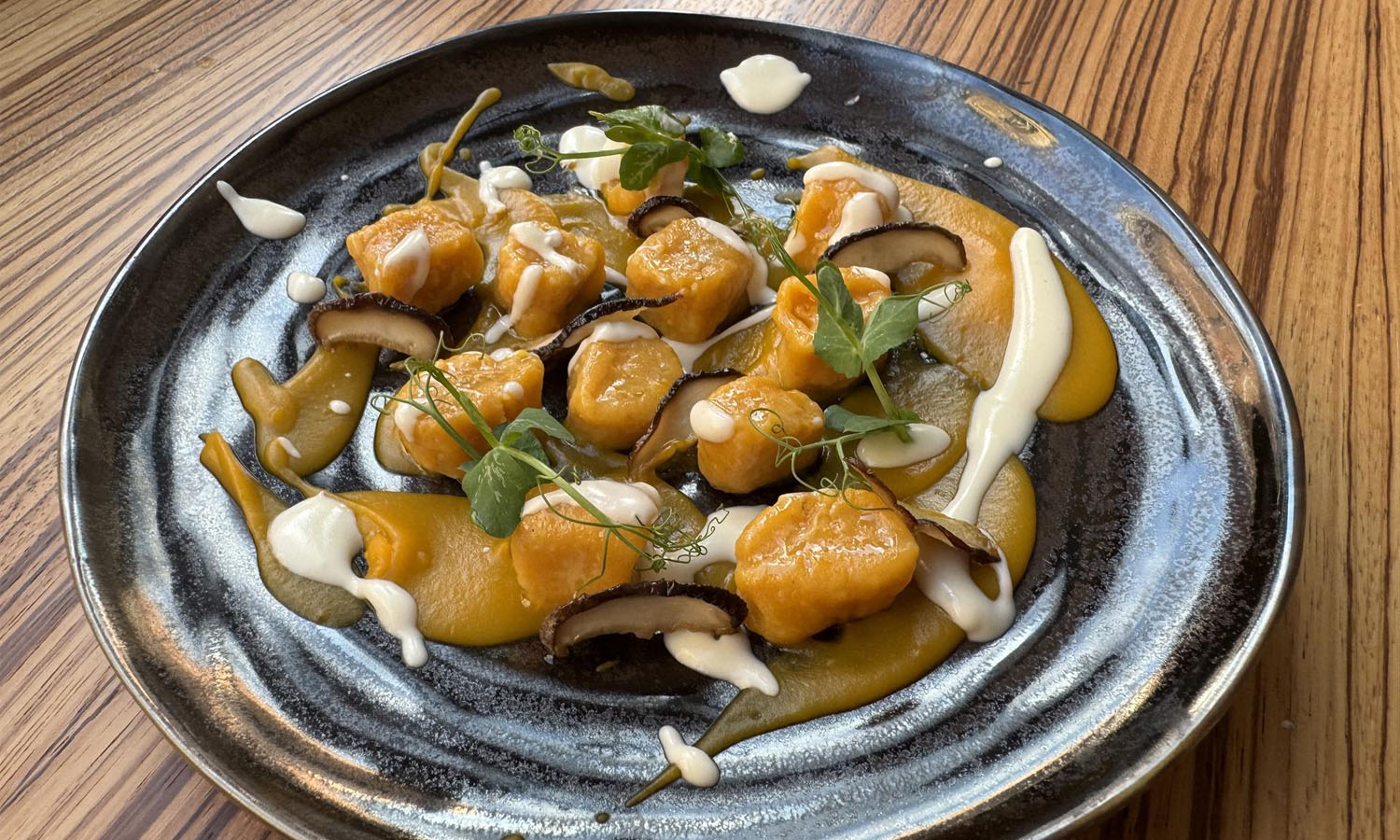 Gnocchi di zucca Delica mantovana, crema di pecorino crosta nera Dop e funghi porcini - ricetta chef Giuseppe Mulargia - Le Spighe - Roma
