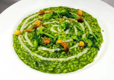 Risotto cime di rapa, salsa di acciughe e pane croccante - ricetta chef Pasquale Lorusso - Binario 24 - Altamura