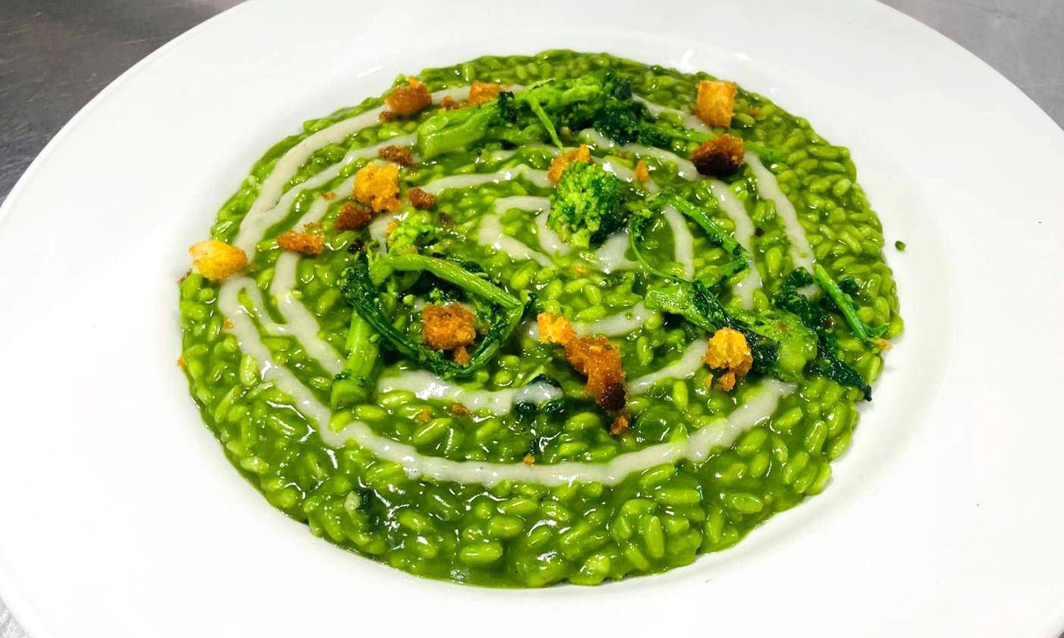 Risotto cime di rapa, salsa di acciughe e pane croccante - ricetta chef Pasquale Lorusso - Binario 24 - Altamura