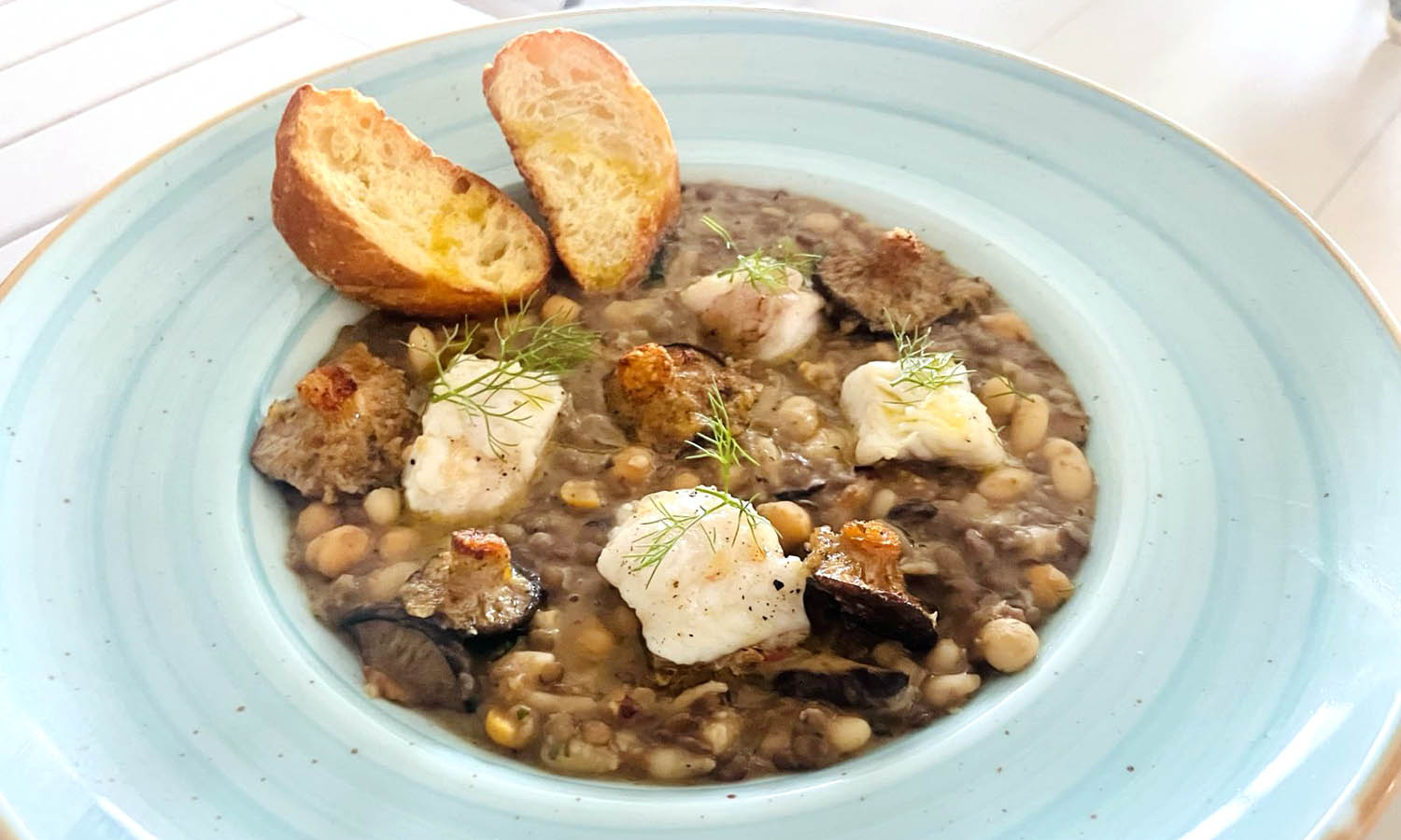 Zuppa di legumi, scorfano, funghi cardoncelli gratinati e crostini di pane di Altamura - ricetta chef Pasquale Lorusso - Binario 24