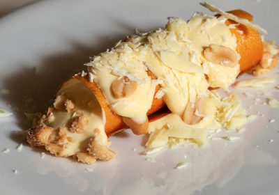 Cannolo di patata dolce, crema pasticcera montata al beurre noisette, cioccolato bianco e arachidi - ricetta chef Gabriele Polonia - Alex - Marina di Pietrasanta