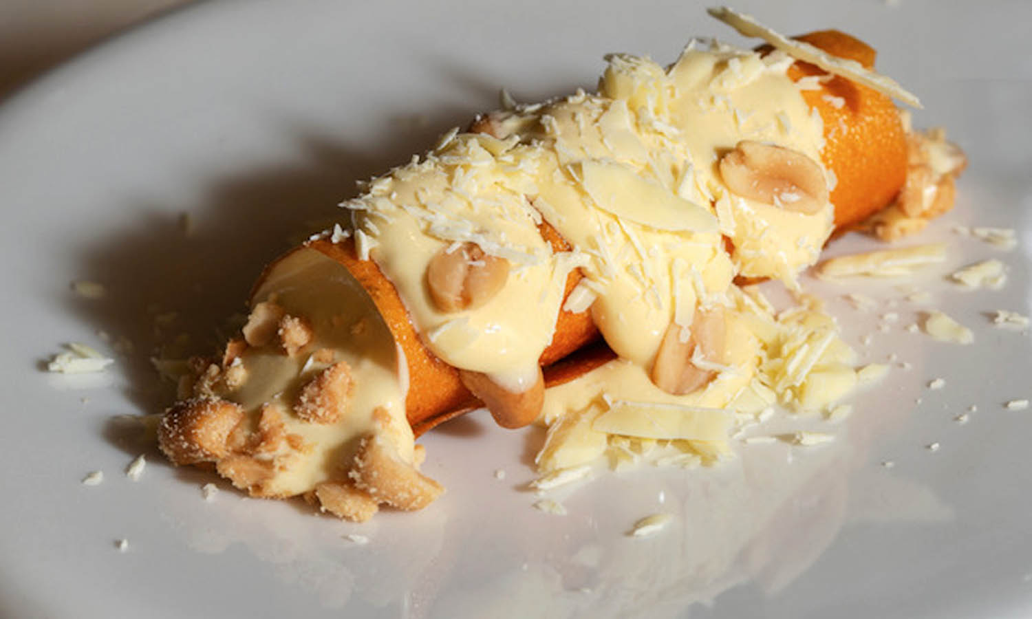 Cannolo di patata dolce, crema pasticcera montata al beurre noisette, cioccolato bianco e arachidi - ricetta chef Gabriele Polonia - Alex - Marina di Pietrasanta