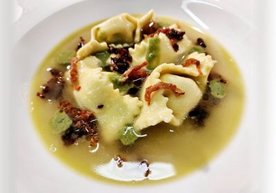 Caramelle ripiene di magro di vitello con brodetto al sedano e lavanda, gel di basilico e San Marzano essiccato a julienne - ricetta chef Tiziano Meglioli - I tre tenori al Bianello