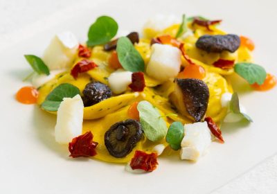 Ravioli con baccalà, funghi shiitake, peperone crusco, pomodoro fermentato e nasturzio - ricetta chef Daniele Succi - i-Fame Restaurant - Rimini