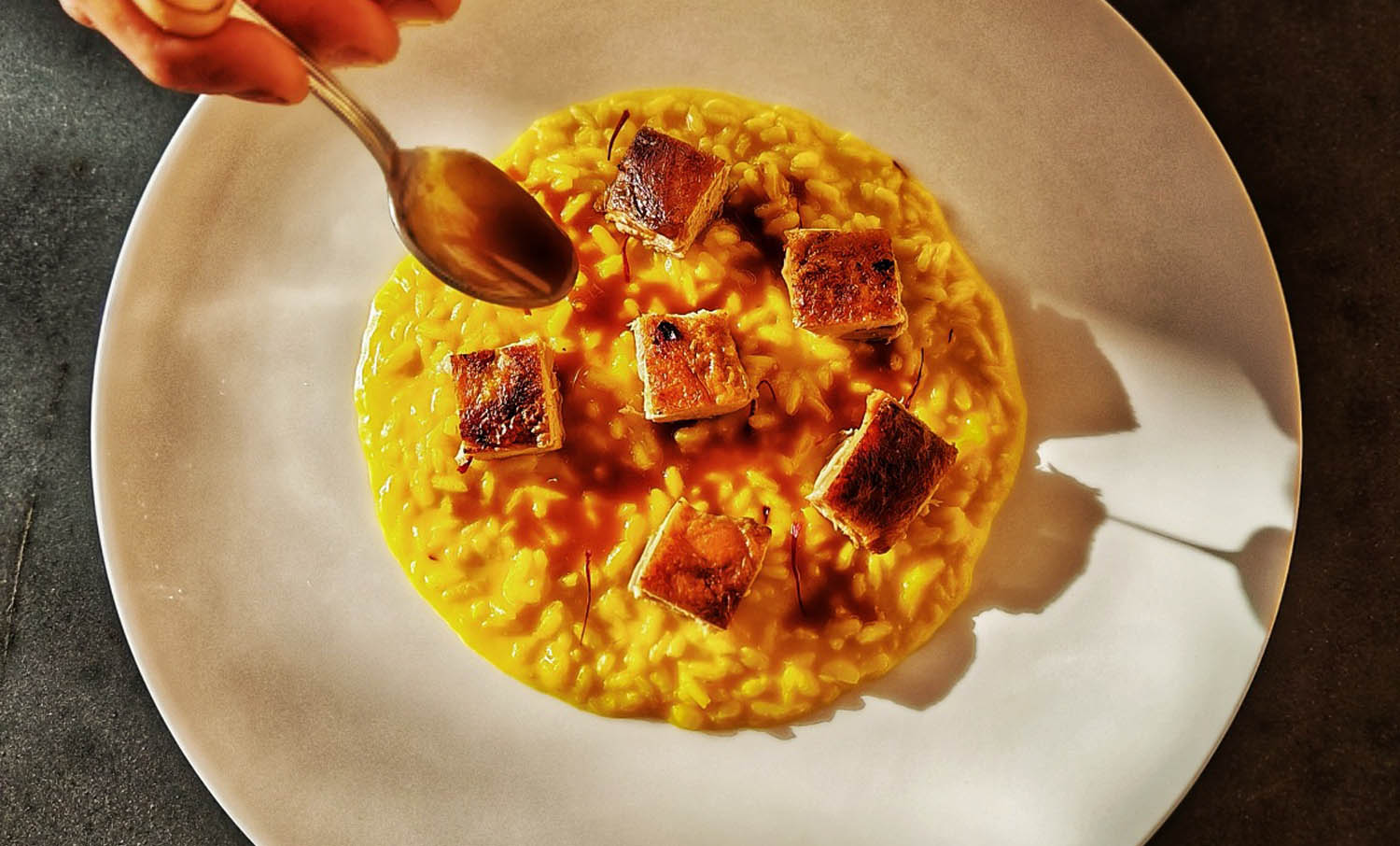 Risotto allo zafferano e stracotto di faraona - ricetta chef Marco Molaro - I Due Buoi - Olivola
