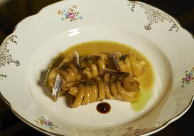 Trottole in brodo di lische, menta, limone nero, zafferano e alici, salsa di ceci e dragoncello - ricetta chef Marco Ambrosino - Sustànza - Napoli