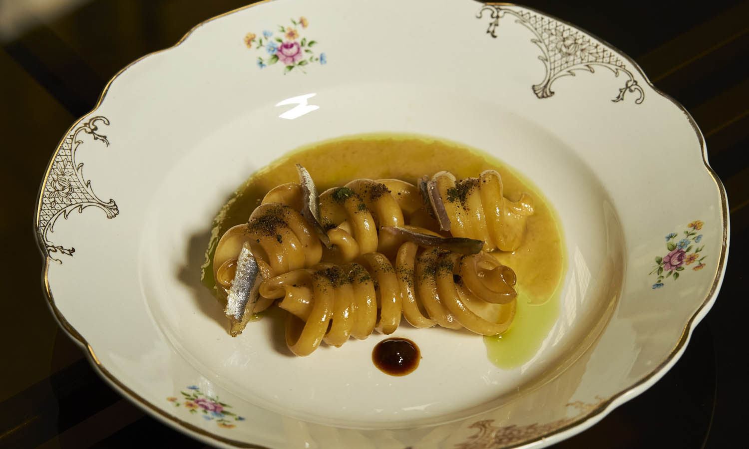 Trottole in brodo di lische, menta, limone nero, zafferano e alici, salsa di ceci e dragoncello - ricetta chef Marco Ambrosino - Sust&agrave;nza - Napoli
