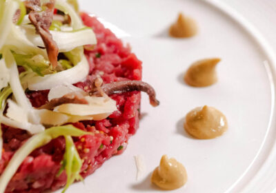 Ricetta "Battuta di vitellone alla senape antica con puntarelle, acciughe e pecorino" - chef Fabrizio Renna - Arno - Firenze