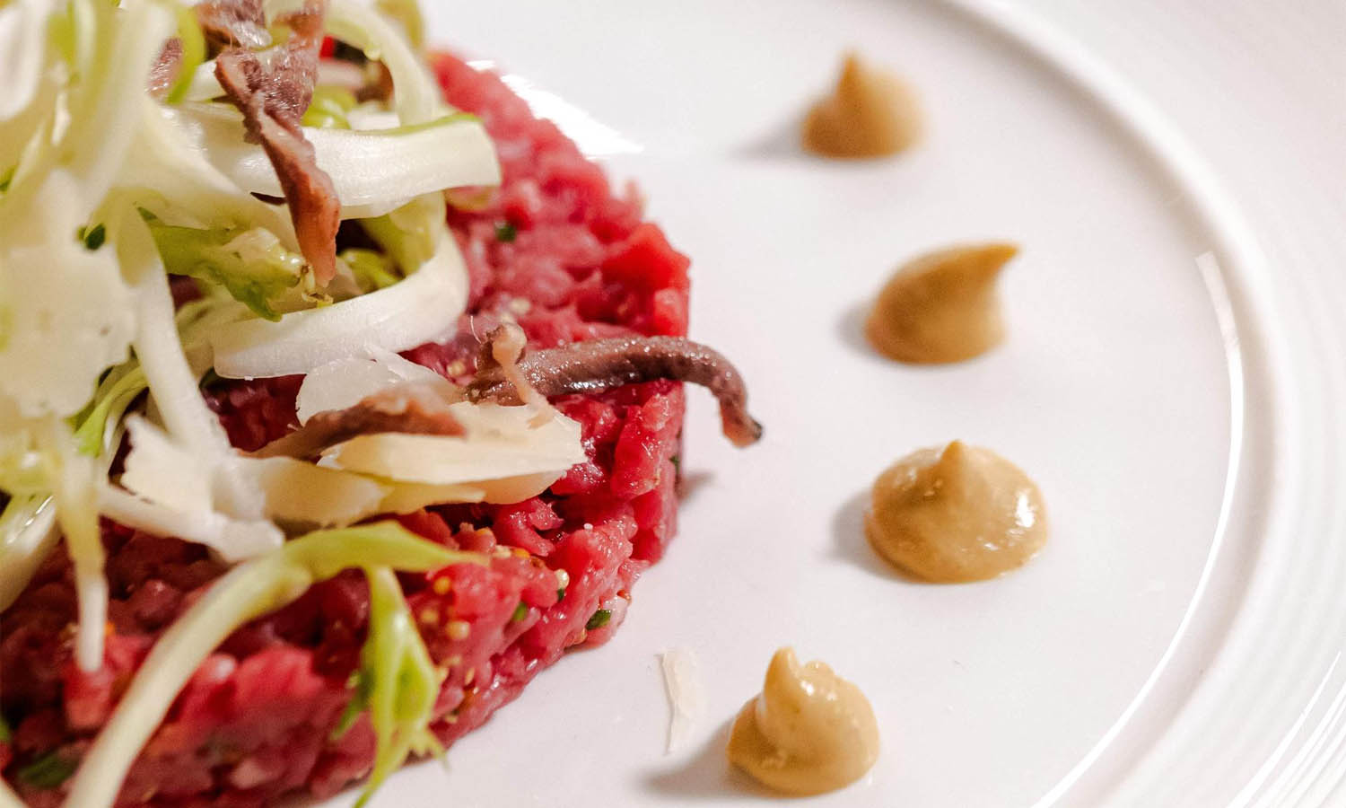 Ricetta "Battuta di vitellone alla senape antica con puntarelle, acciughe e pecorino" - chef Fabrizio Renna - Arno - Firenze