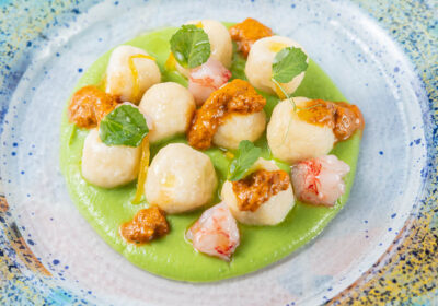 Ricetta "Gnocchi di ricotta di Vulcano su vellutata di piselli, con gamberi rossi e ricci di mare" - chef Manuel Lazzaro - E pulera - Lipari