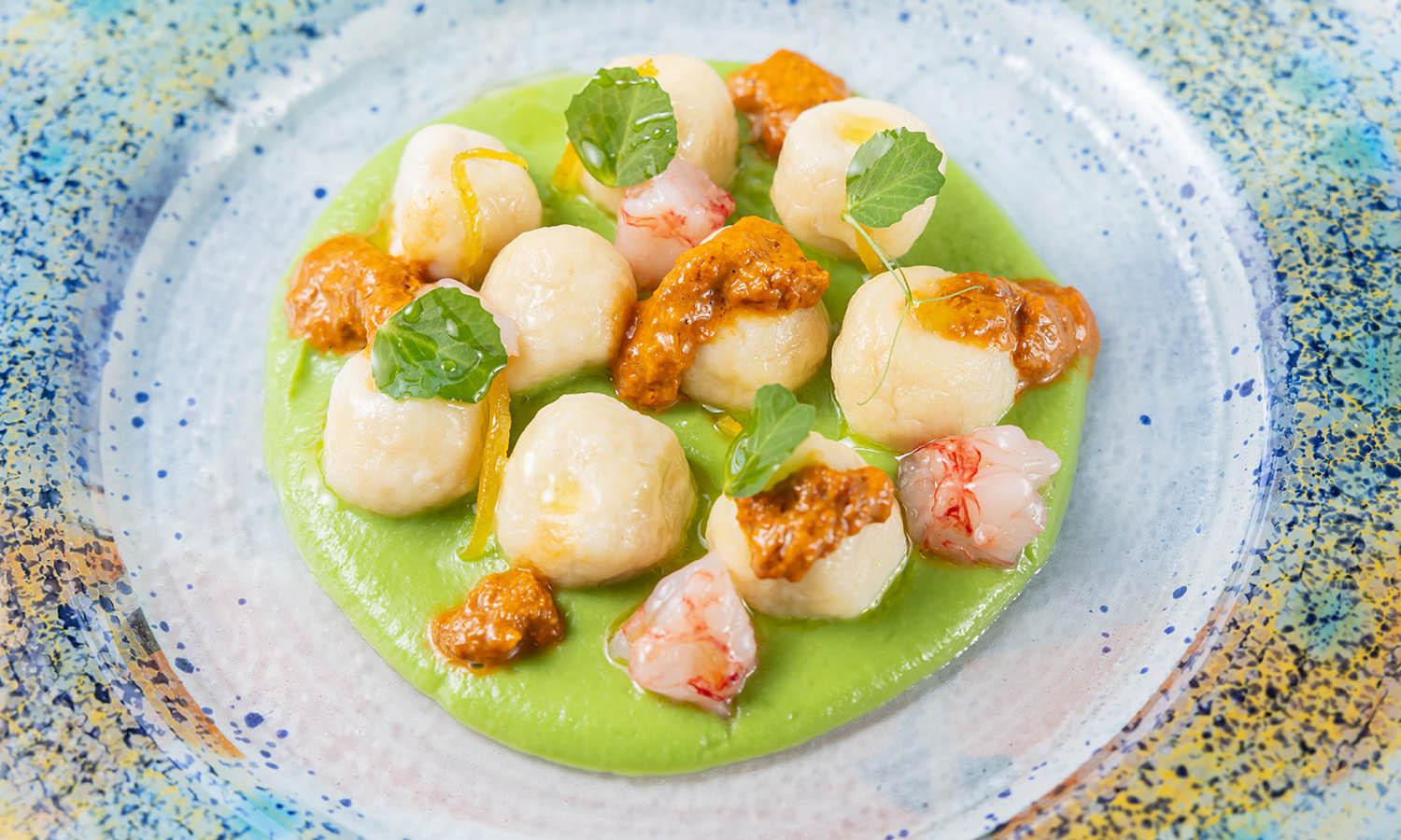 Ricetta "Gnocchi di ricotta di Vulcano su vellutata di piselli, con gamberi rossi e ricci di mare" - chef Manuel Lazzaro - E pulera - Lipari