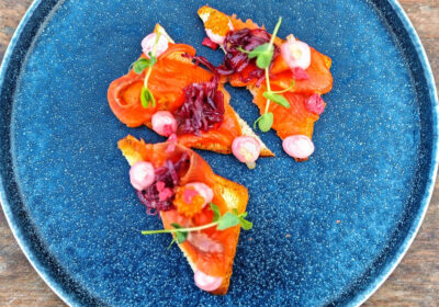 Ricetta "Toast di trota salmonata marinata, cipolle caramellate al balsamico e maionese di lamponi" - chef Andrea Brenna - La Foresteria di Banchette - Bioglio