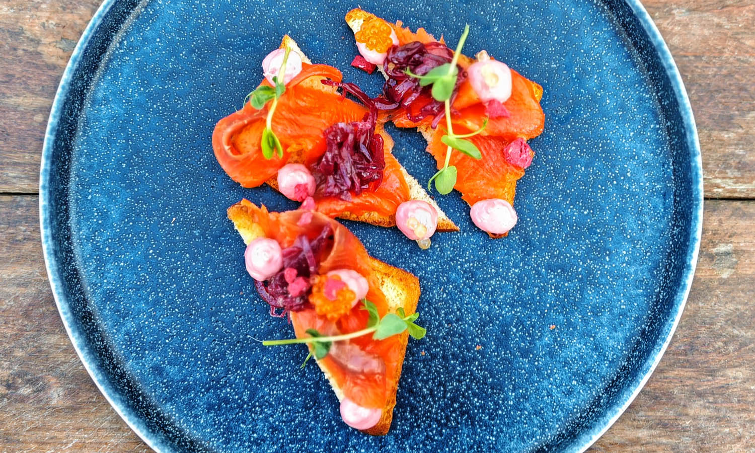Ricetta "Toast di trota salmonata marinata, cipolle caramellate al balsamico e maionese di lamponi" - chef Andrea Brenna - La Foresteria di Banchette - Bioglio