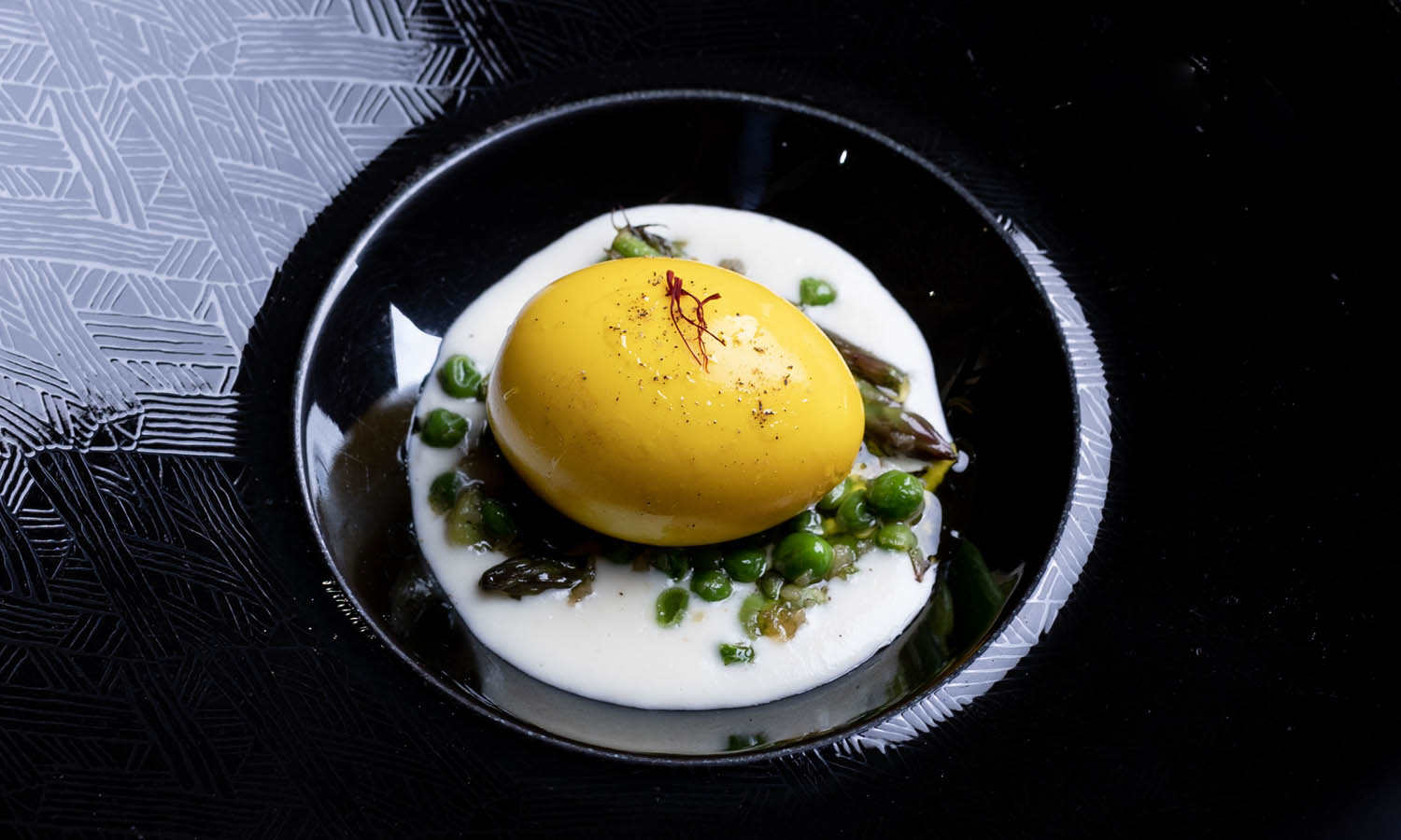 Ricetta "Uovo barzotto marinato allo zafferano, crema di pecorino, piselli e asparagi" - chef Carlotta Delicato - Delicato - Contigliano