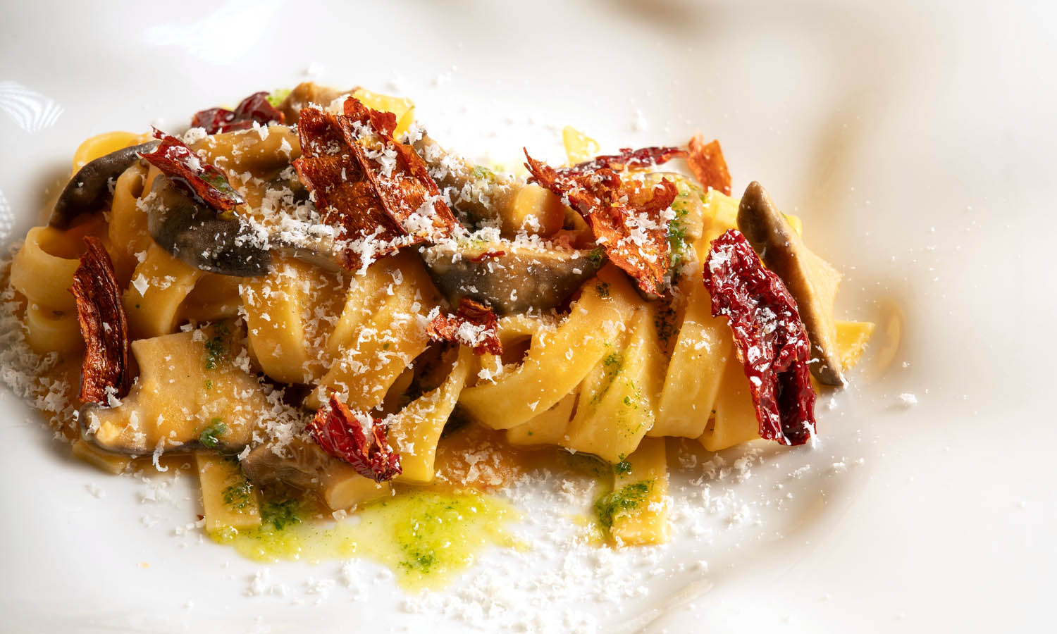 Ricetta "Tagliatella mollicata, con &ldquo;sfrscidde&rdquo; lavellese, crema di cacio, pomodorini confit e mollica" - chef Savino Di Noia - Forentum - Lavello