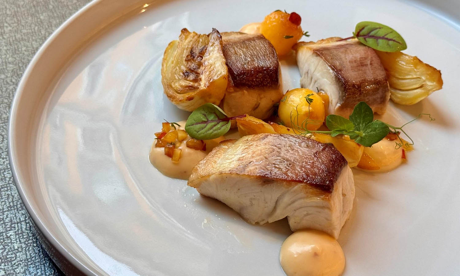 Ricciola, pesca marinata al timo, finocchio brasato all&rsquo;arancia e polvere di cappero - ricetta chef Giuseppe Mulargia - Le Spighe - Roma