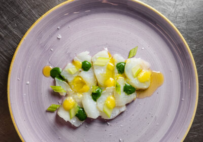 Ricetta "Baccalà marinato al limone, salsa fredda al pomodoro e sedano croccante" - chef Giuseppe Gaglione - Longitude 12 Bistrot & Jardin - Roma