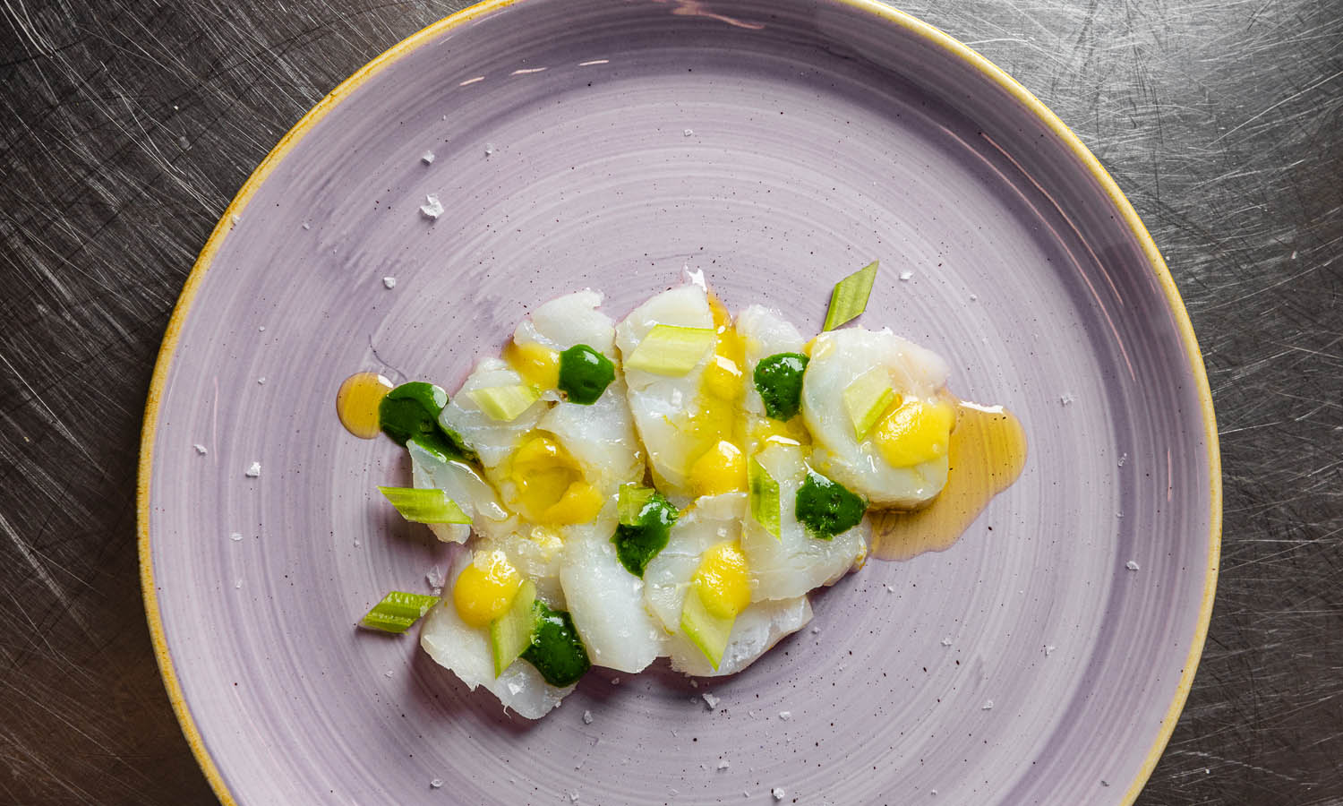 Ricetta "Baccalà marinato al limone, salsa fredda al pomodoro e sedano croccante" - chef Giuseppe Gaglione - Longitude 12 Bistrot & Jardin - Roma