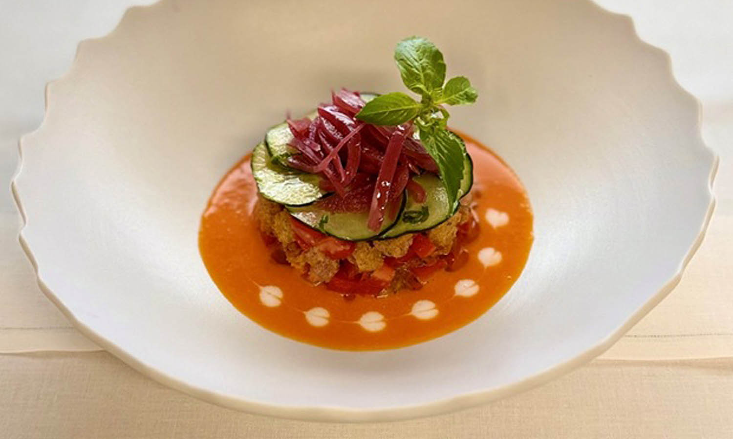 Panzanella Romana, gazpacho di anguria, cetriolo alla menta e cipolla rossa in carpione - ricetta chef Emidio Ferro - Contempo - Roma