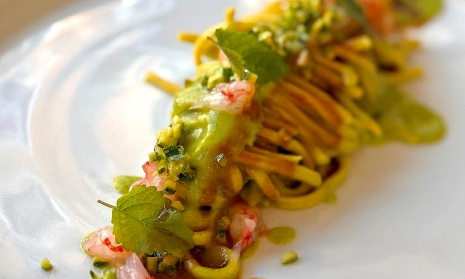 Ricetta "Spaghetti alla chitarra con gambero rosso, la sua bisque e zucchine romanesche" - chef Giuseppe Mulargia - Le Spighe - Roma