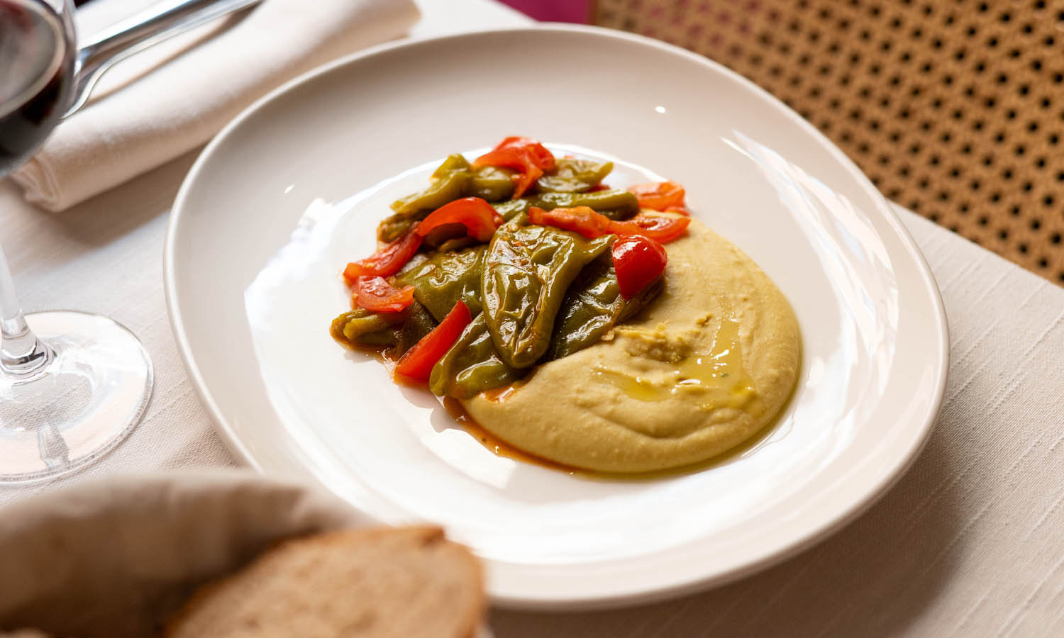 Ricetta "Friggitelli con pomodori ciliegie, serviti su purè di fave" - chef Paolo Sanvito - Il Lughino - Milano